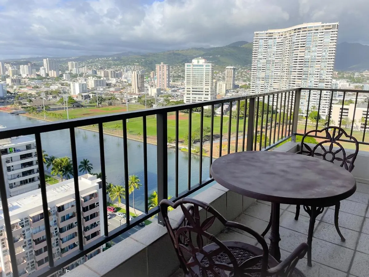 Charming Royal Garden Condo ホノルル